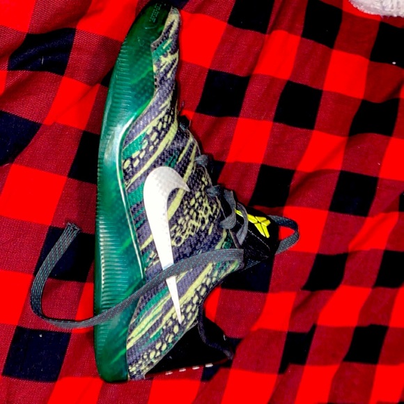 Selling my Nike Kobe 11 Green Snake edition Kobe Shoes - Picture 2 of 5